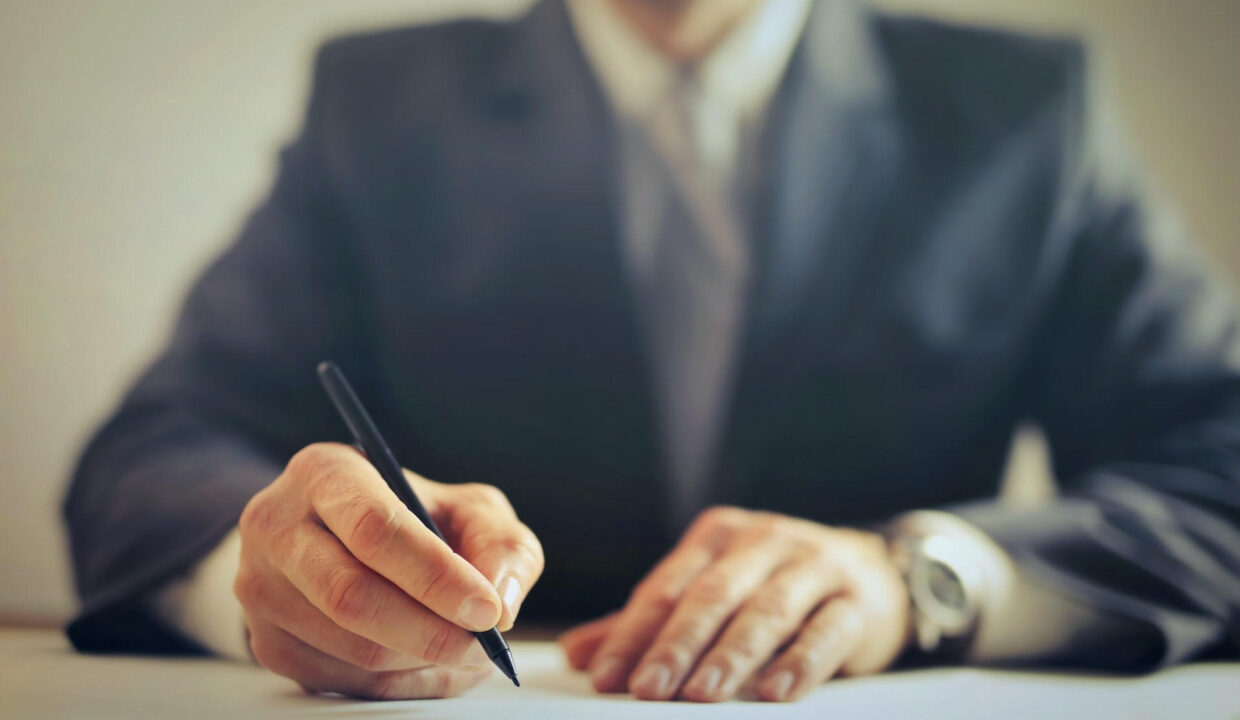Firma de hipoteca en una notaría, en España
