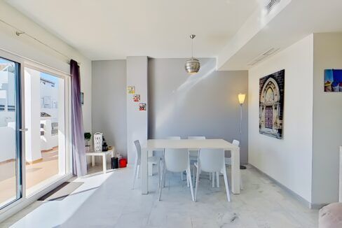 AYRE ESTATES comercializa este apartamento de dos dormitorios y dos baños, en Valle Romano, Estepona (2)