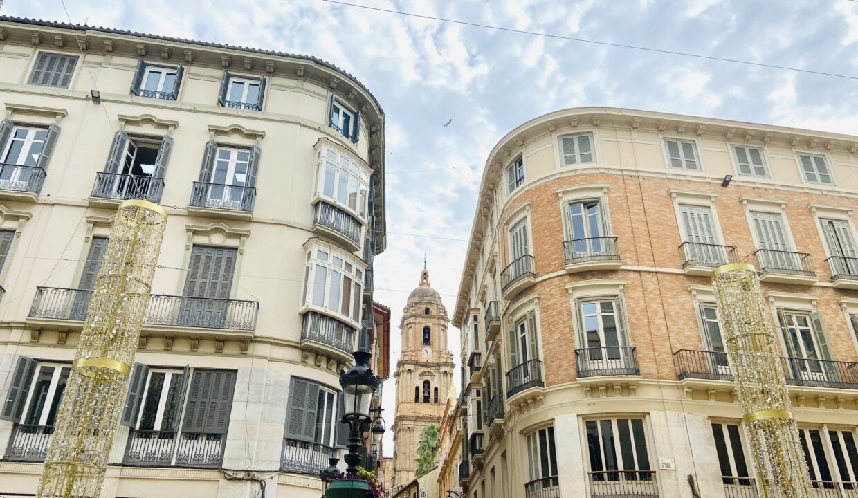 vista de la catedral de málaga desde calle larios, fotografía tomada por ayre estates