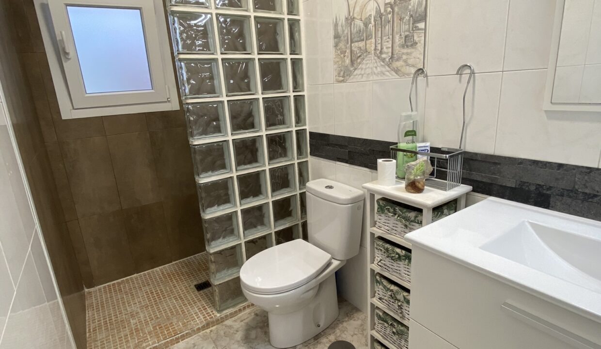 salle de bain 2 rez-de-chaussée (2)