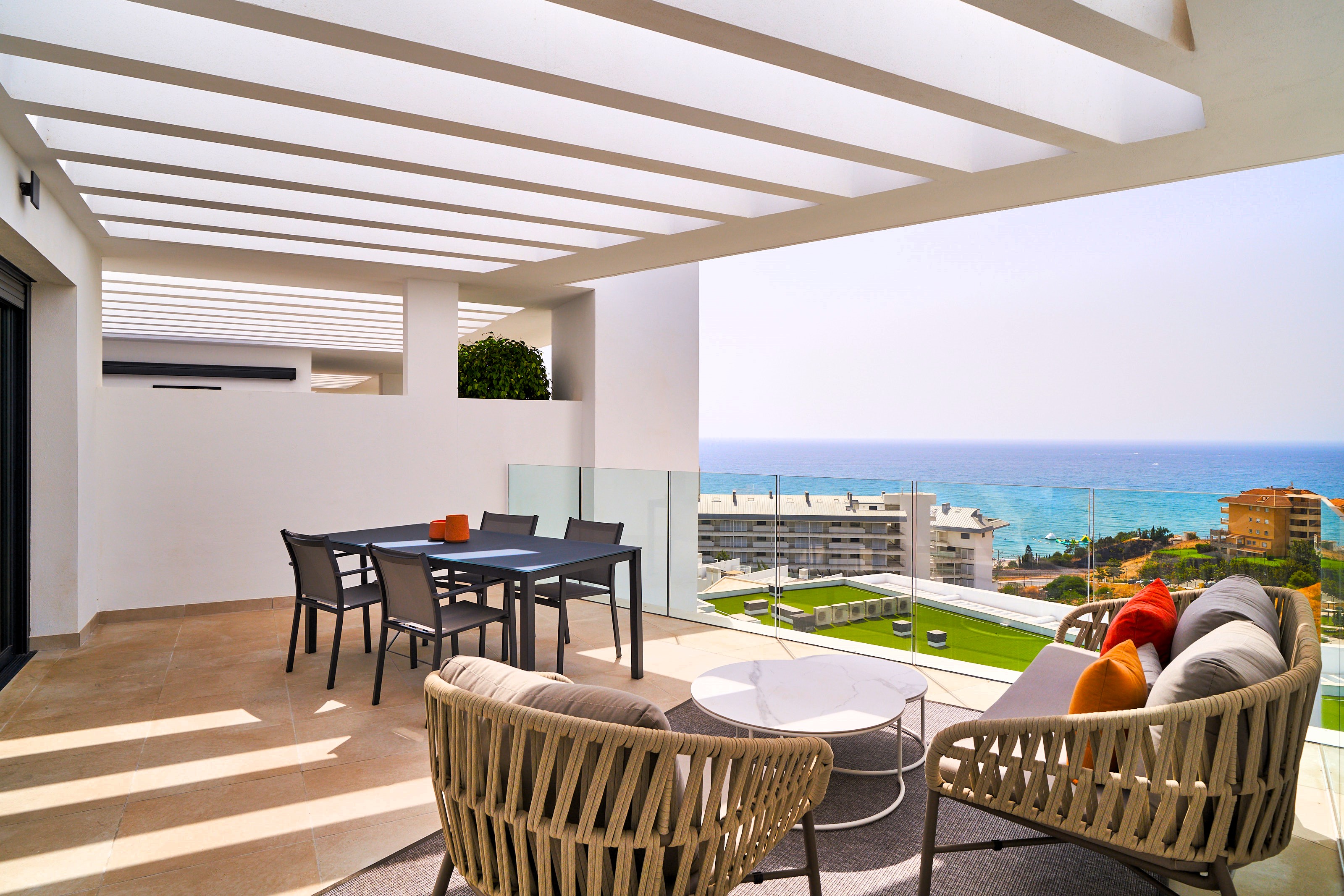 Terraza de una tipología de la promoción; vistas según unidad — Higuerón Bay Residences en Fuengirola