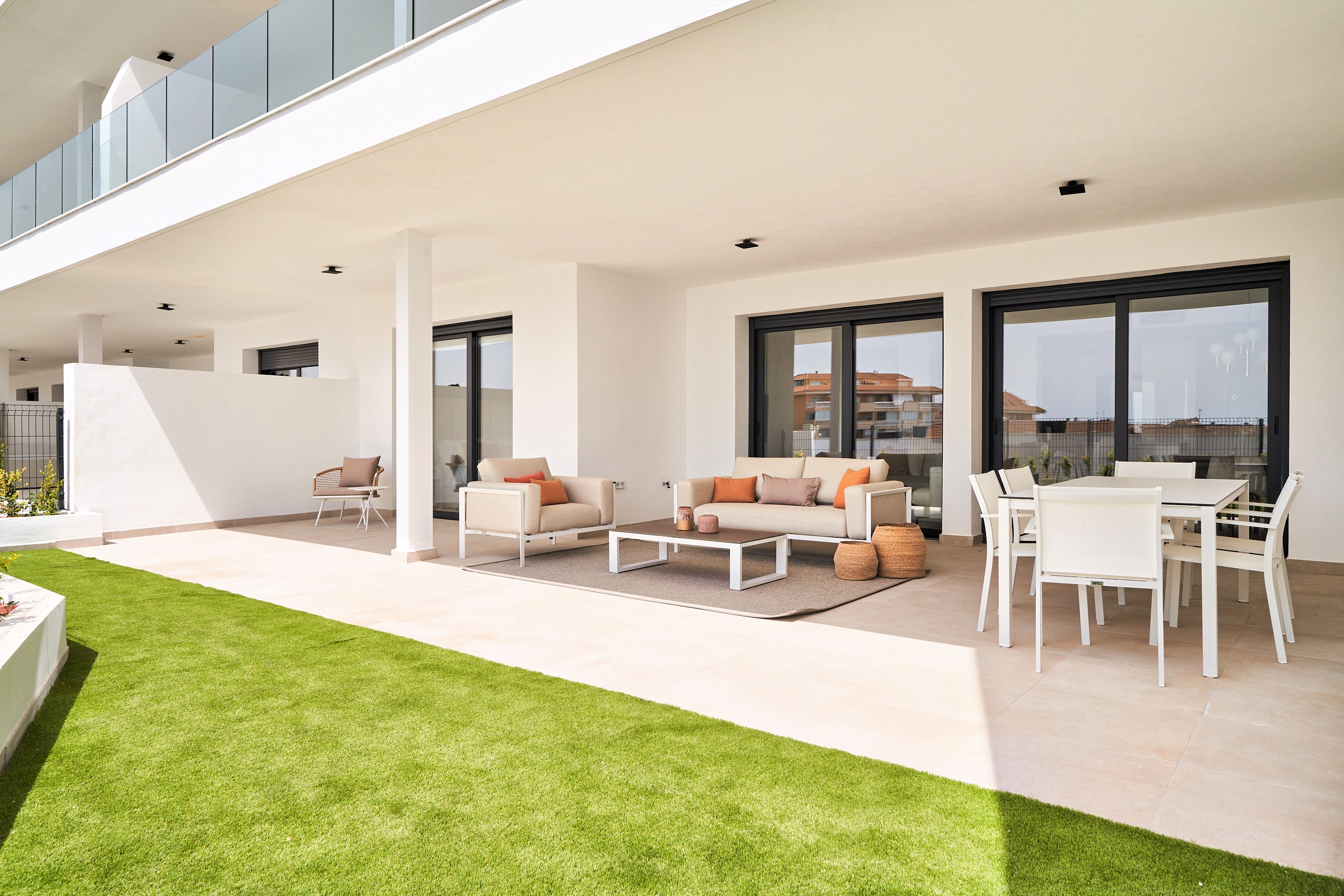 Terraza y jardín de una tipología en planta baja — Higuerón Bay Residences en Fuengirola
