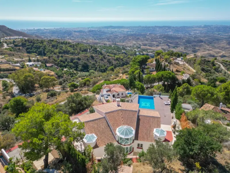 Villa Paraíso Latino en Urbanización Alta Verde, Mijas