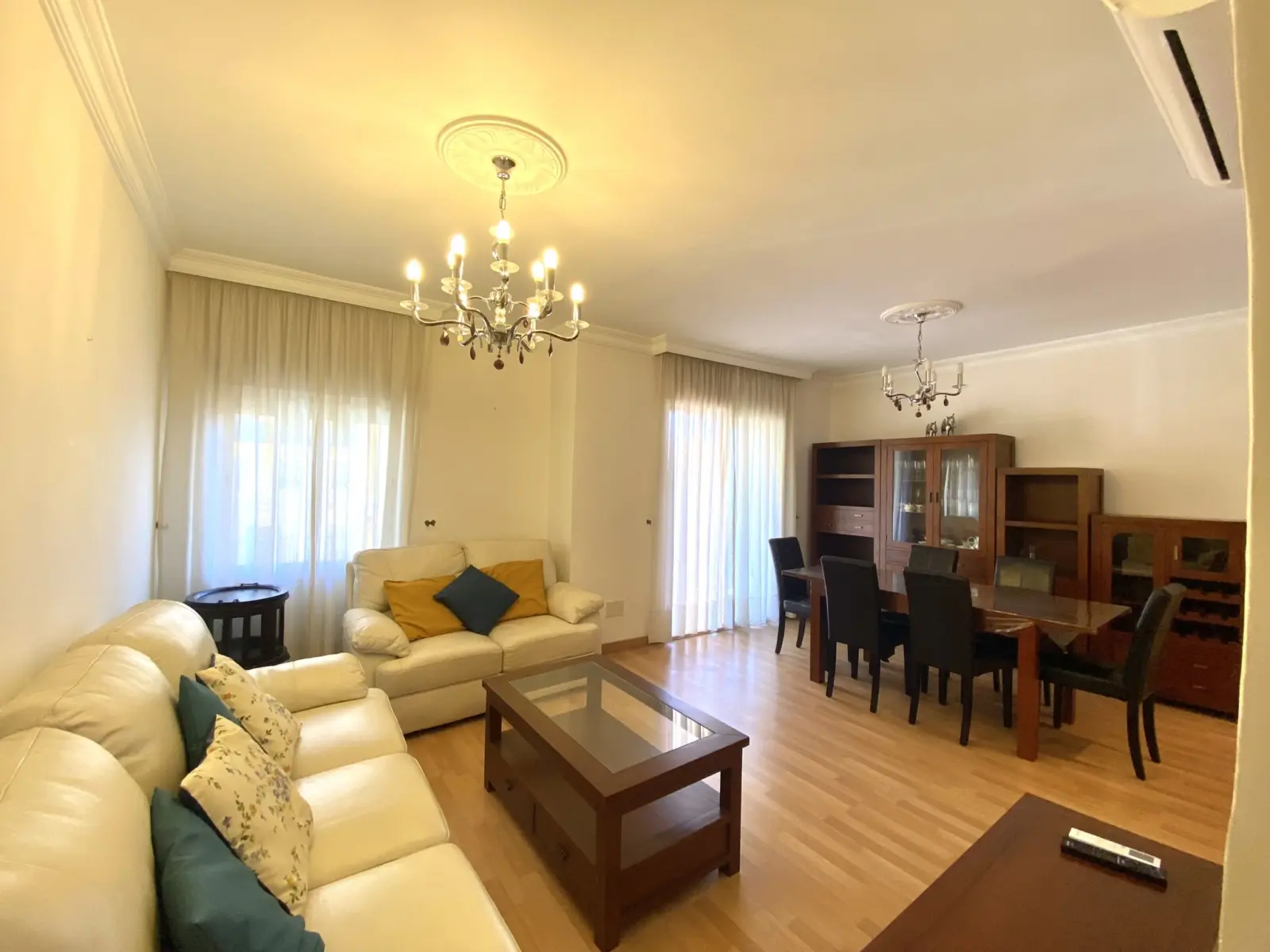 Salón de la vivienda de alquiler en la Malagueta, gestionada por ayre estates