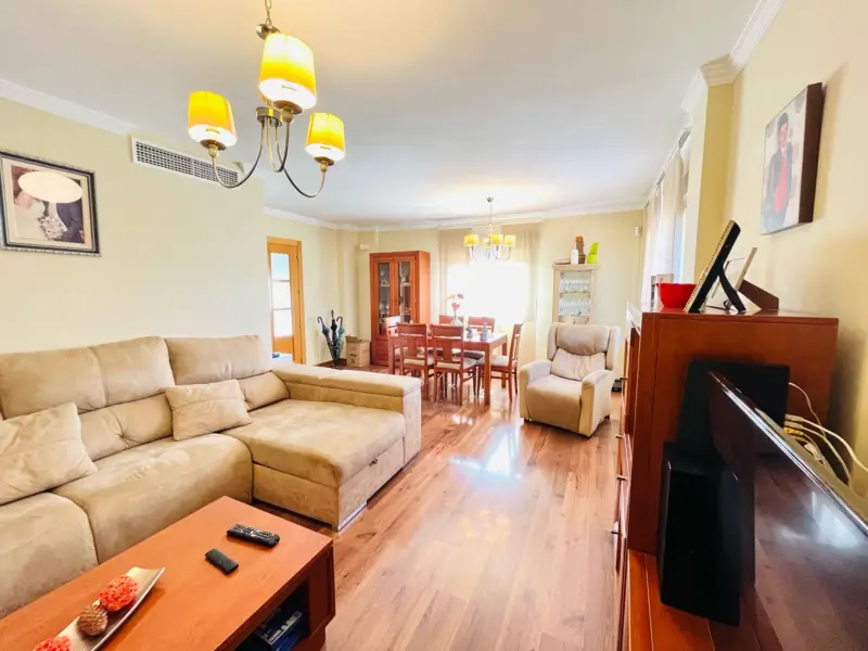 Chalet pareado con jardín y piscina privada