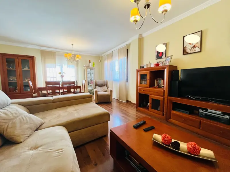 Chalet pareado con jardín y piscina privada