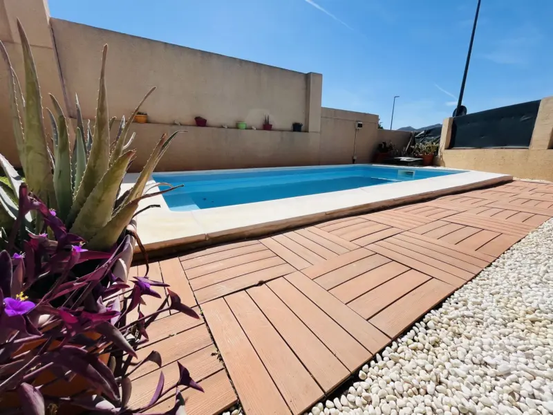 Chalet pareado con jardín y piscina privada