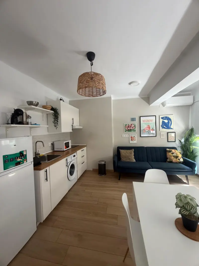 Cocina abierta al salón del piso en Huerto de los Claveles, Málaga Centro