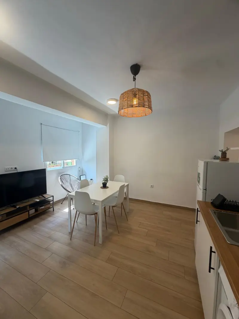 Salón desde la cocina del piso en Huerto de los Claveles, Málaga Centro