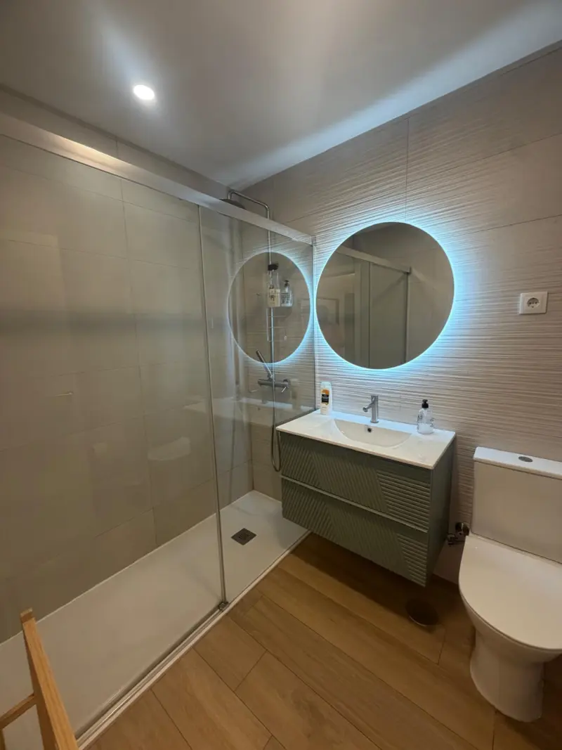 Baño con ducha del piso en Huerto de los Claveles, Málaga Centro