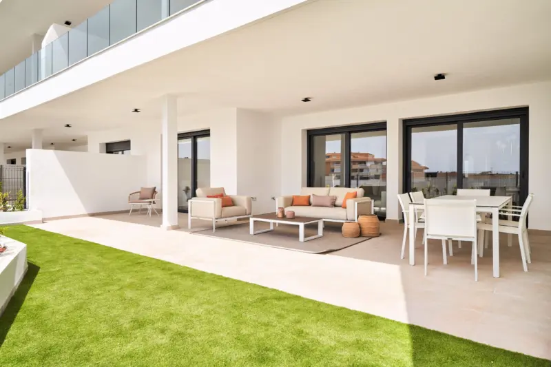 Terraza y jardín de una tipología en planta baja de Higuerón Bay Residences