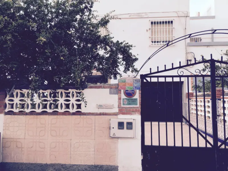 Exterior, fachada desde la calle de la vivienda